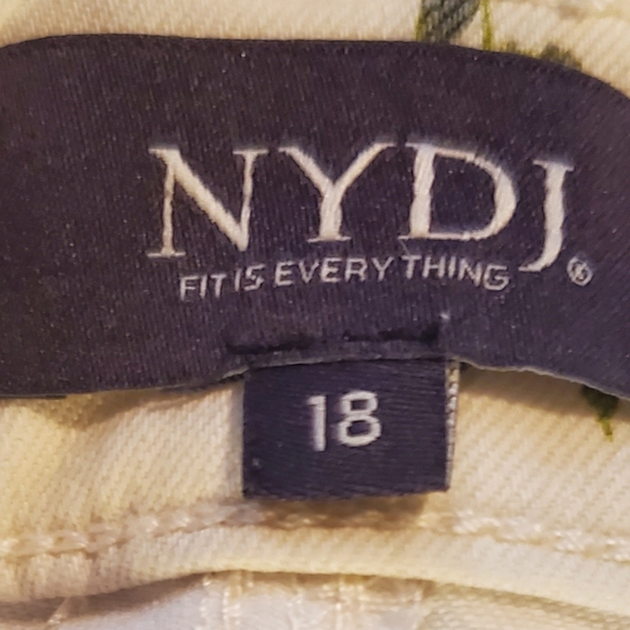 Capri Jeans & Long-Sleeve Sweater Set, (NYDJ & Loft) - Picture 11 of 14